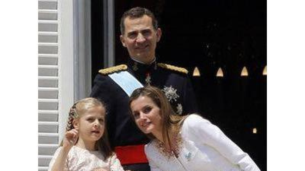La princesa Leonor junto a sus padres, el día de la proclamación de Felipe VI, el 19 de junio del 2014.-