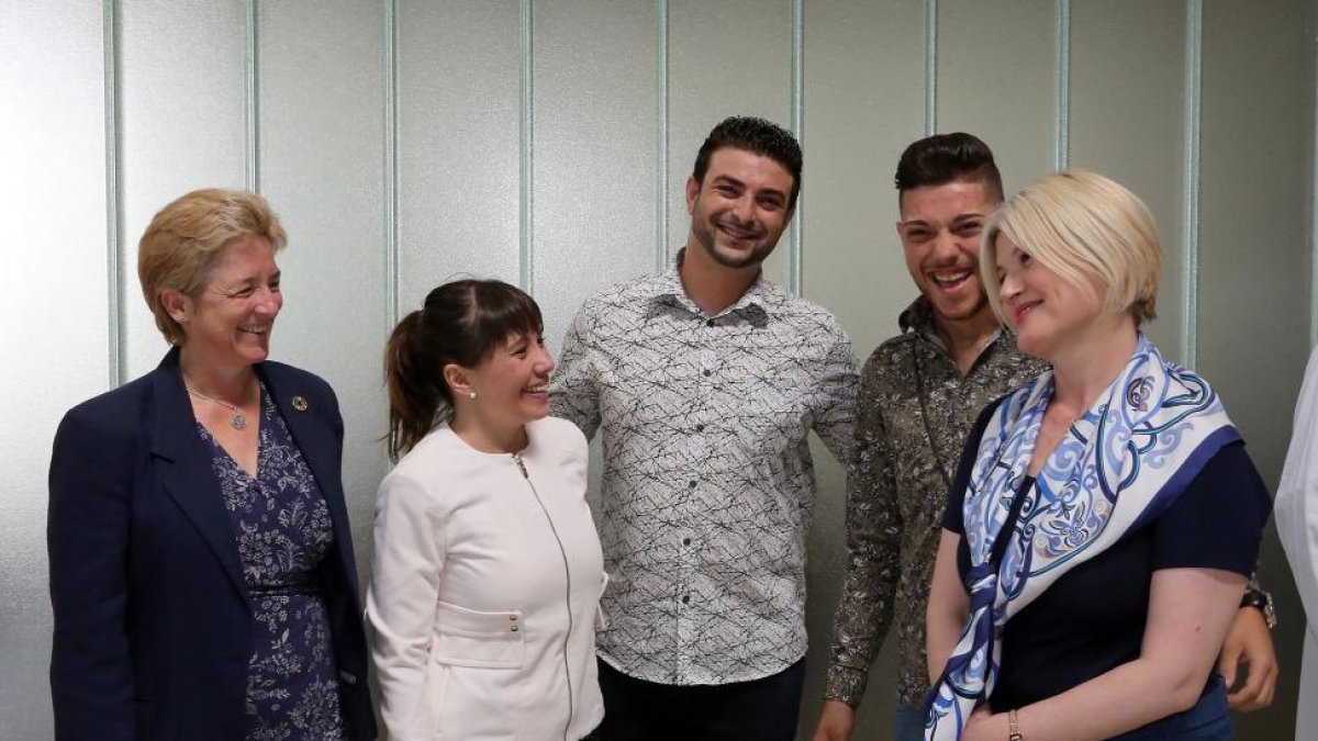 La ministra de Trabajo y Política Social de Macedonia del Norte, Mila Carovska (2I), visita a jóvenes gitanos del programa 'Empleo Acceder'-Rubén Cacho / ICAL