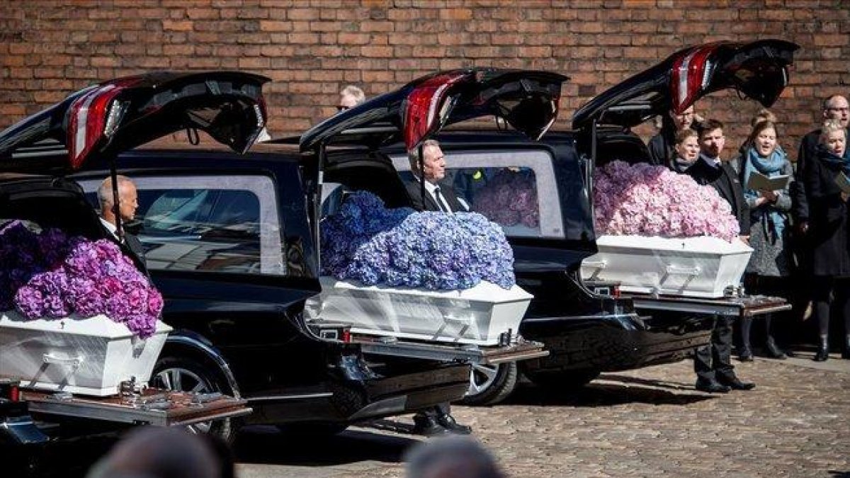 Los ataúdes cubiertos de hortensias de los niños fallecidos.-