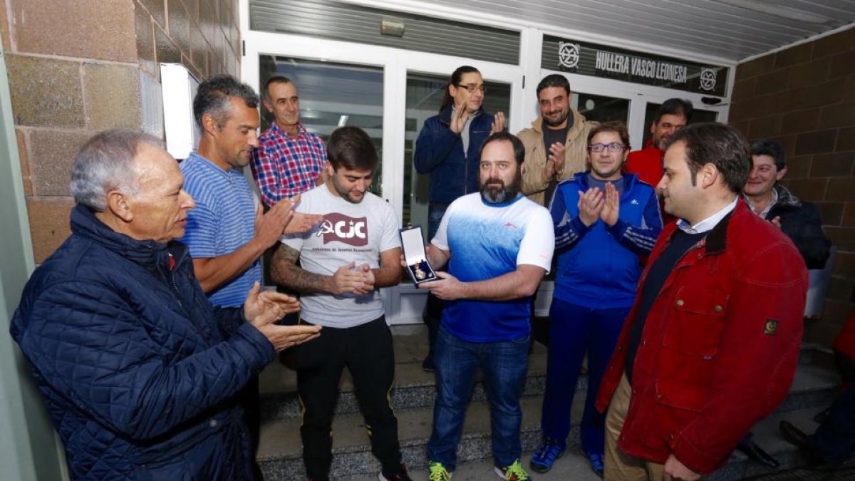 El secretario provincial del PSOE en León, Tino Rodríguez, entrega su medalla de las Cortes a los trabajadores encerrados en las instalaciones de la Hullera Vasco-Leonesa ubicadas en Santa Lucía de Gordón (León)-Ical