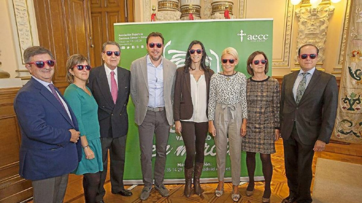 Los organizadores de la marcha contra el cáncer, ayer, durante la presentación en el Ayuntamiento junto al alcalde Óscar Puente.-Pablo Requejo