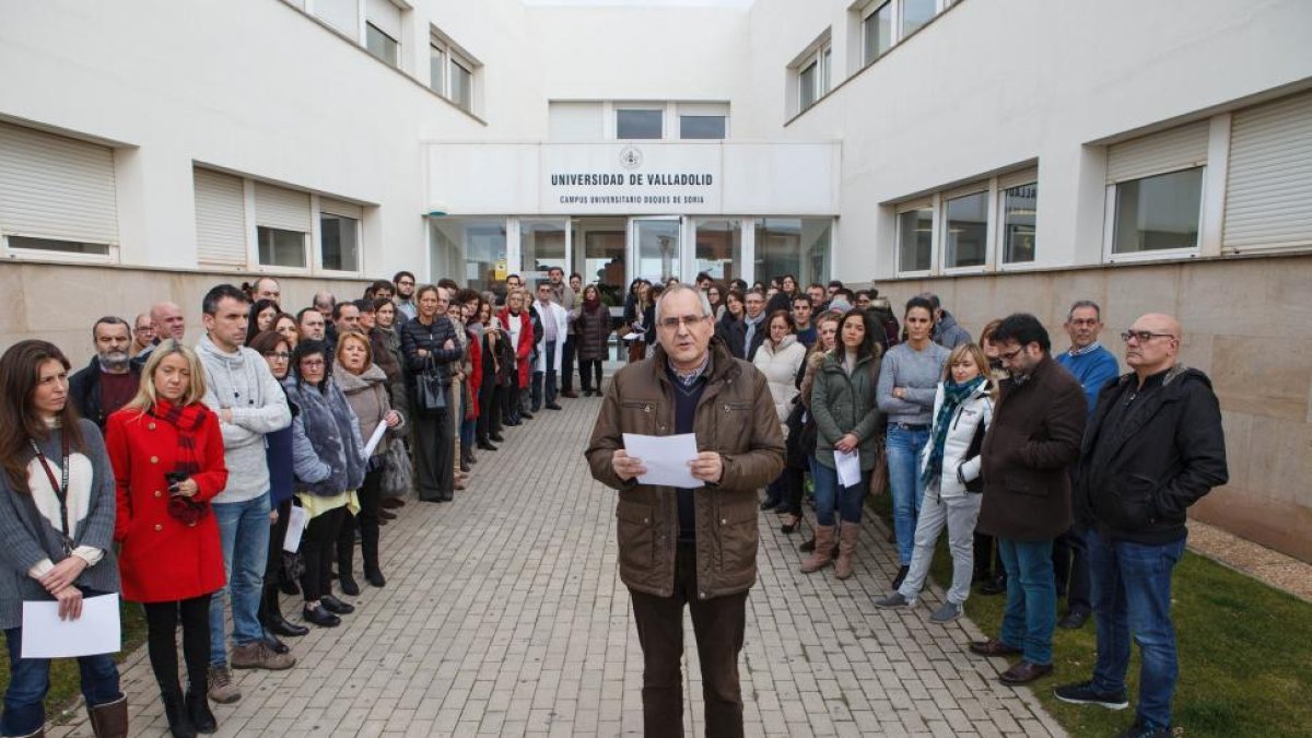 Miembros de la comunidad universitaria del Campus Duques de Soria se manifiestan para apoyar la pertenencia del Campus soriano a la Universidad de Valladolid. En la imagen José María Arroyo lee un comunicado en representación del personal-ICAL