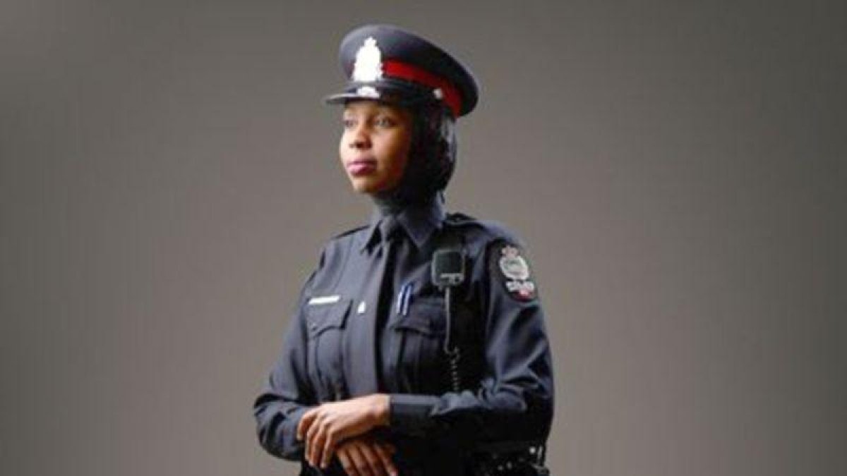 Una policía con 'hiyab' perteneciente al cuerpo de Edmonton, en Canadá.-PÁGINA WEB DE LA POLICÍA DE EDMONTON