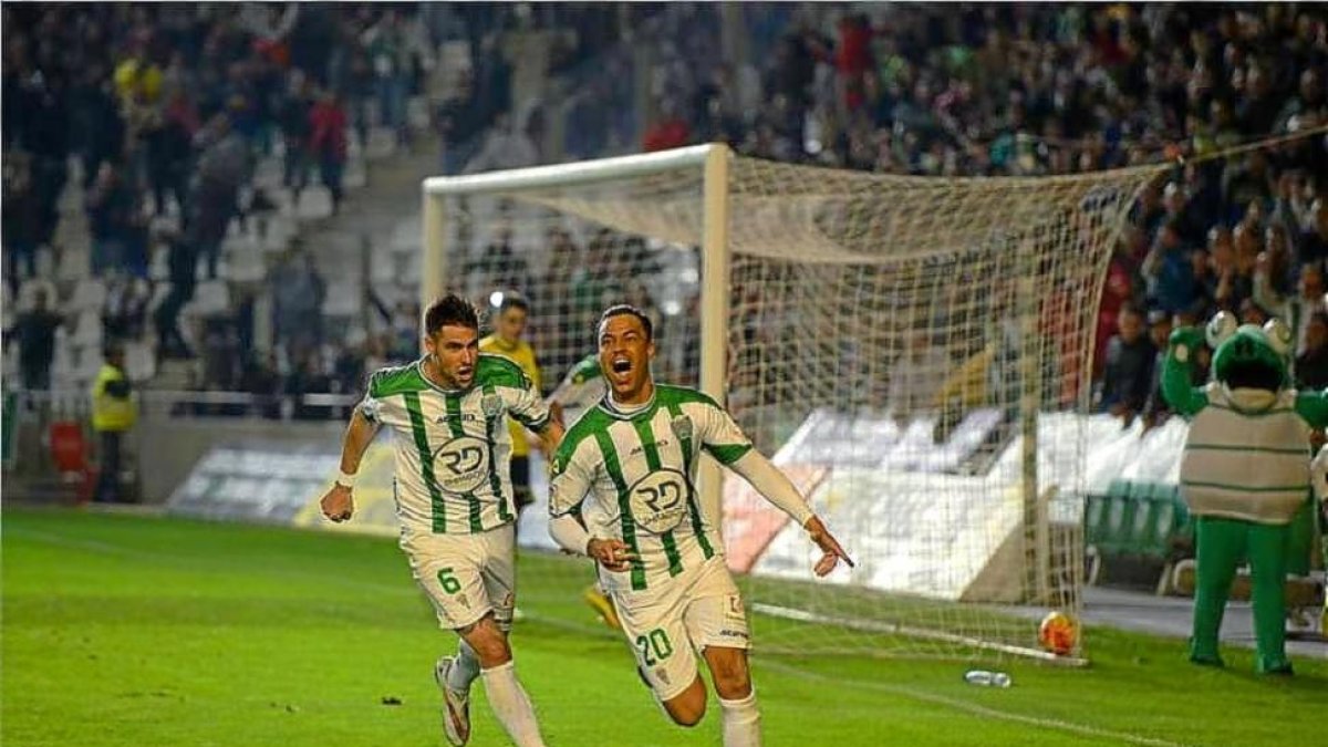 De Tomás celebra un gol con el Córdoba, seguido por Luso.-DIARIO DE CÓRDOBA