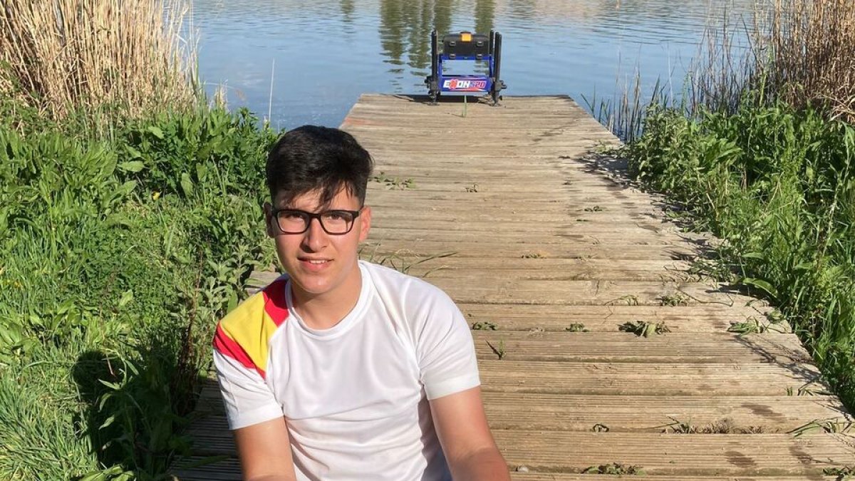El zamorano Marcos Hernando con un barbo en una competición de pesca de Agua Dulce. / L. D. FUENTE