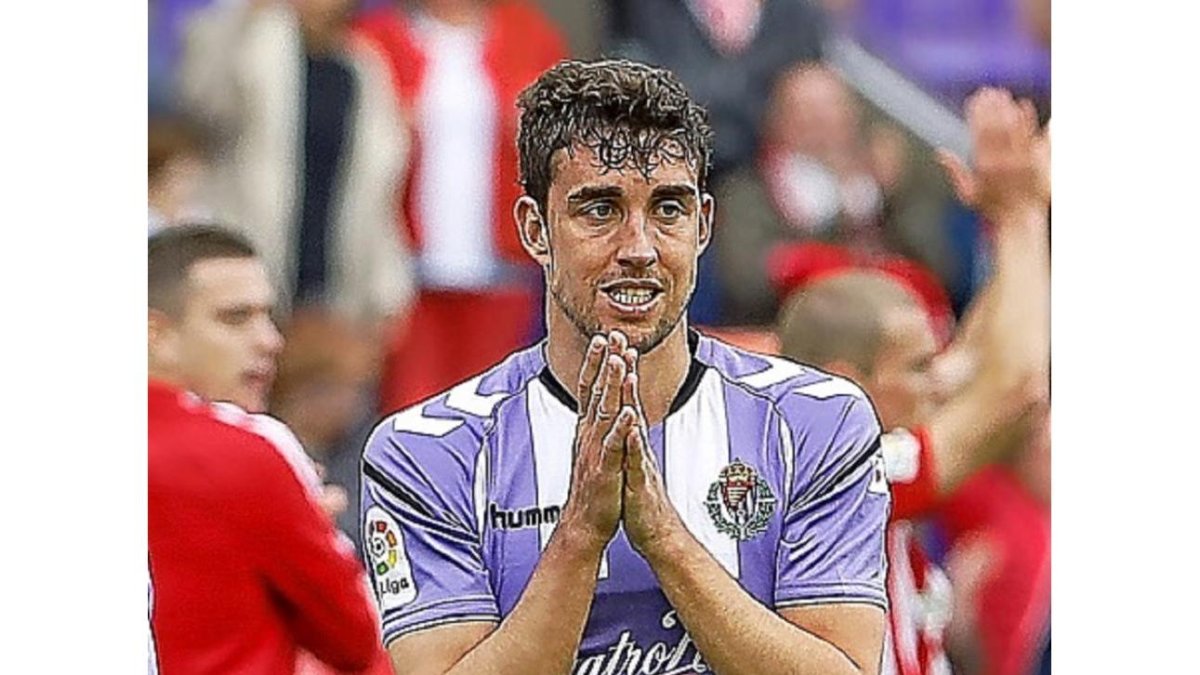 Jaime Mata se lamenta tras la derrota del Real Valladolid frente al Sporting.-J. M. LOSTAU