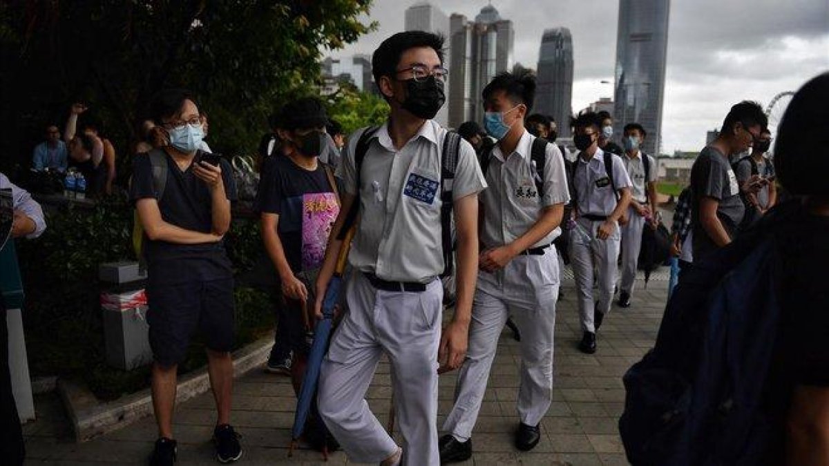 Jóvenes estudiantes se manifiestan en Hong Kong, este lunes.-LILIAN SUWANRUMPHA (AFP)