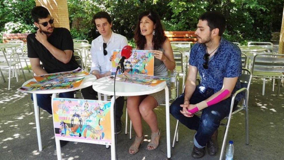 Ana Redondo junto a algunos miembros de los grupos participantes-EL MUNDO