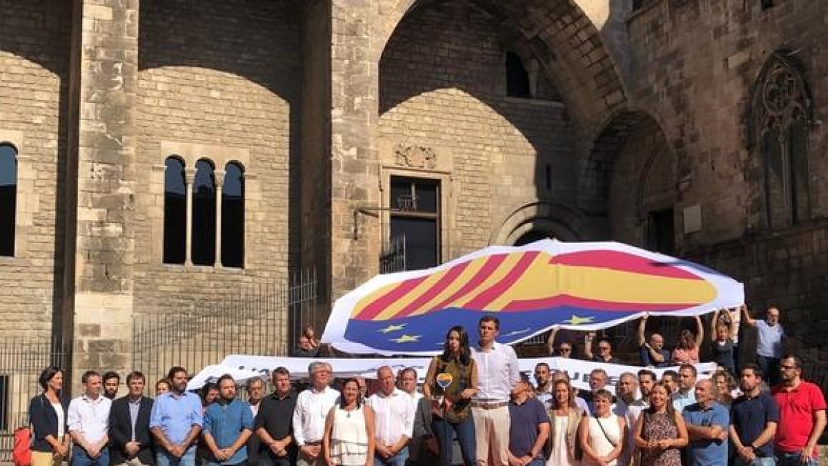 Acto de Ciutadans en la plaza del Rei durante la Diada.-JULIA REGUÉ