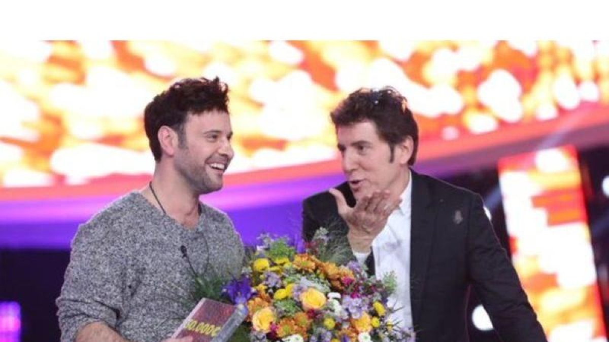 Miquel Fernández, ganador de la sexta edición de Tu cara me suena, con Manel Fuentes.-EL PERIÓDICO