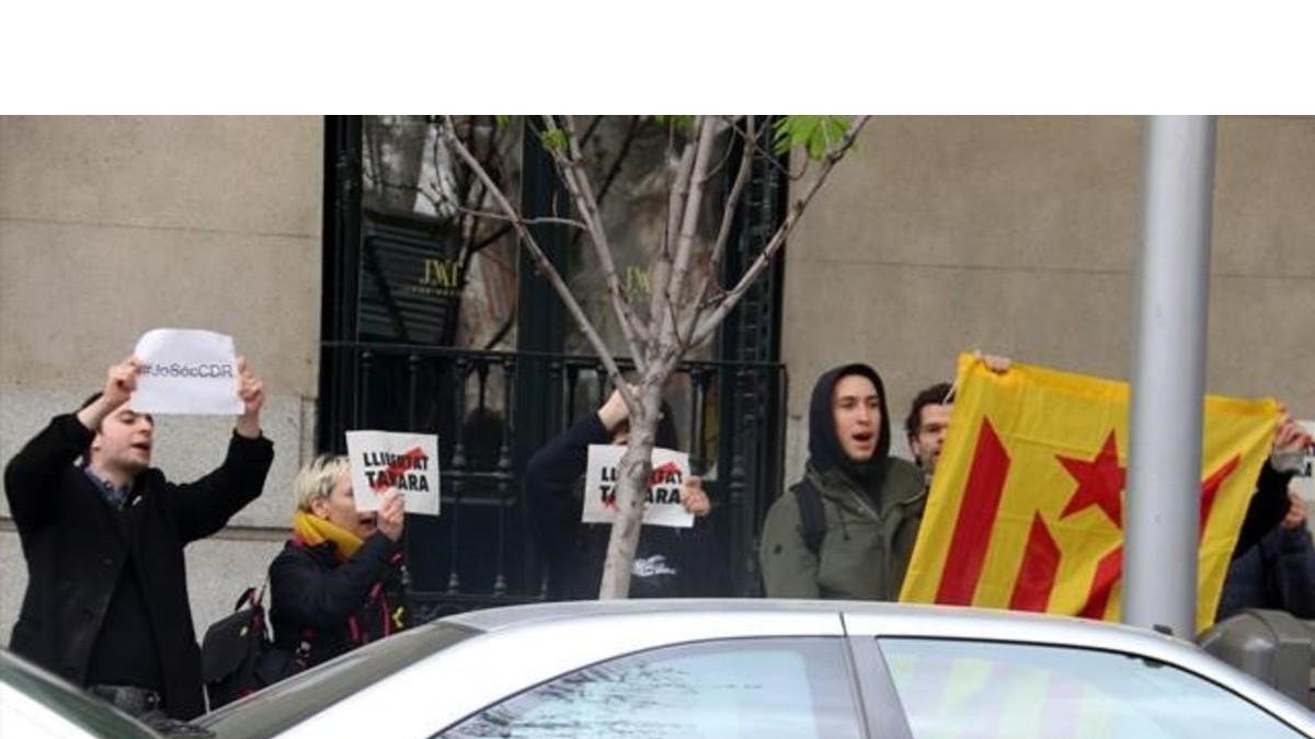 Miembros de los CDRs apoyan a Tamara Carrasco a las puertas de la Audiencia Nacional.-TANIA TAPIA (ACN)