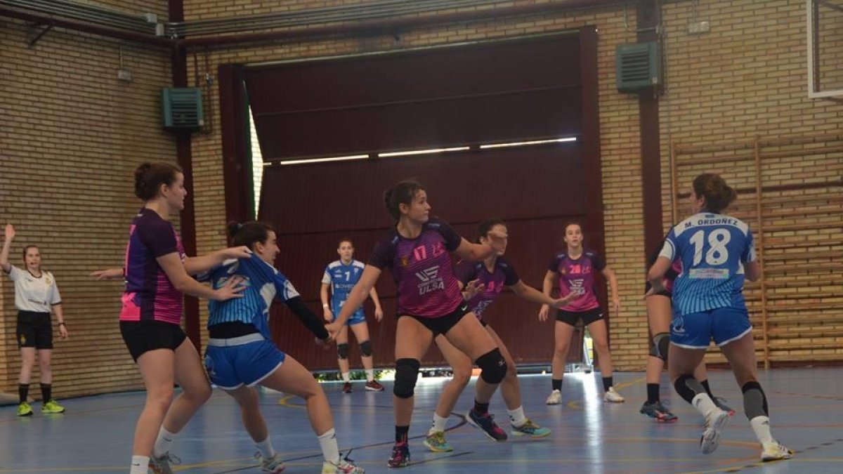 Un momento del partido entre el Hand Vall Comercial Ulsa y el Cleba.-EL MUNDO