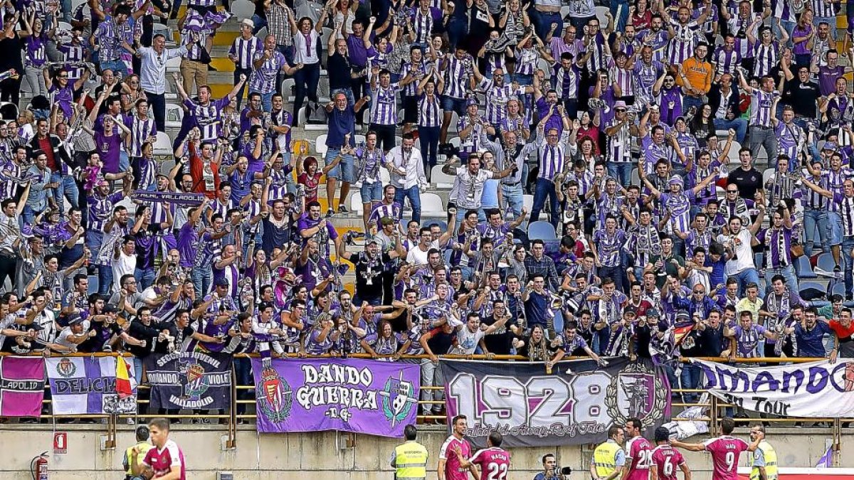 Los jugadores del Real Valladolid festejan el gol de Guitián ante los 800 aficionados desplazados a León. REP. GRÁFICO:-MARCIANO PÉREZ / DIARIO DE LEÓN