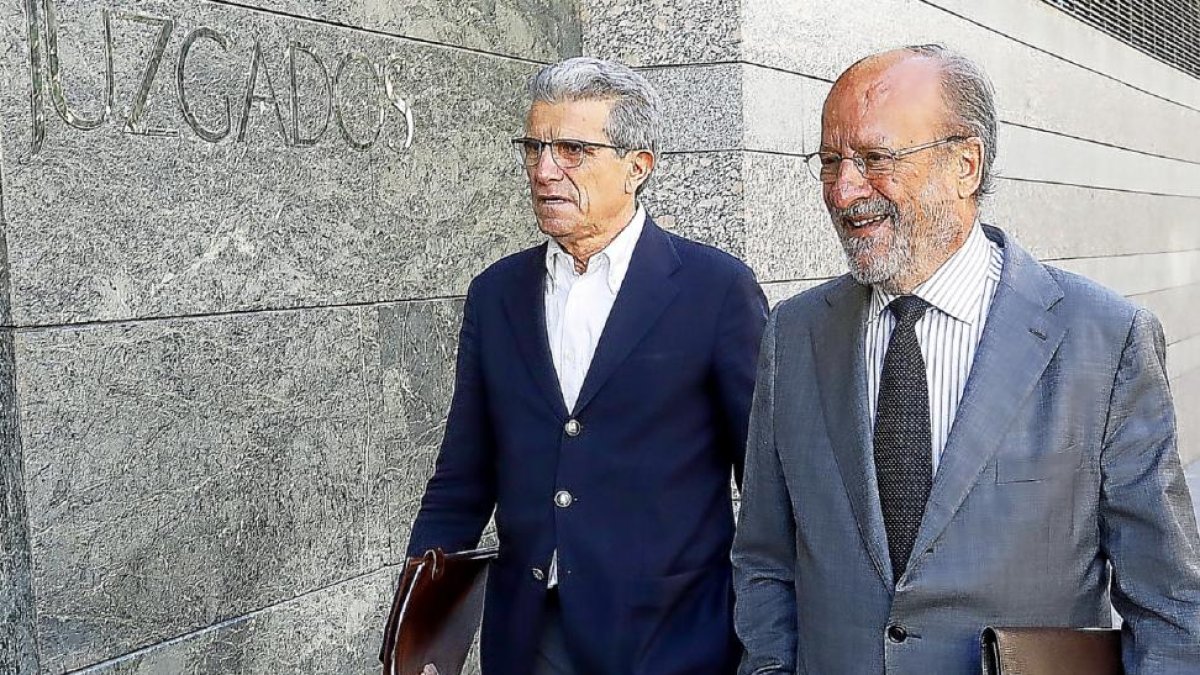 Manuel Sánchez y Javier León de la Riva, en una imagen de archivo cuando declararon en el juzgado.-J. M. LOSTAU