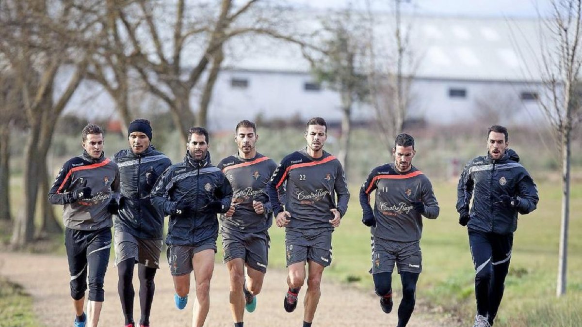 Villar, Silva, Moyano, Samuel, Del Moral, Alfaro y Guzmán corren ayer por el parque de La Contiendas.-Pablo Requejo