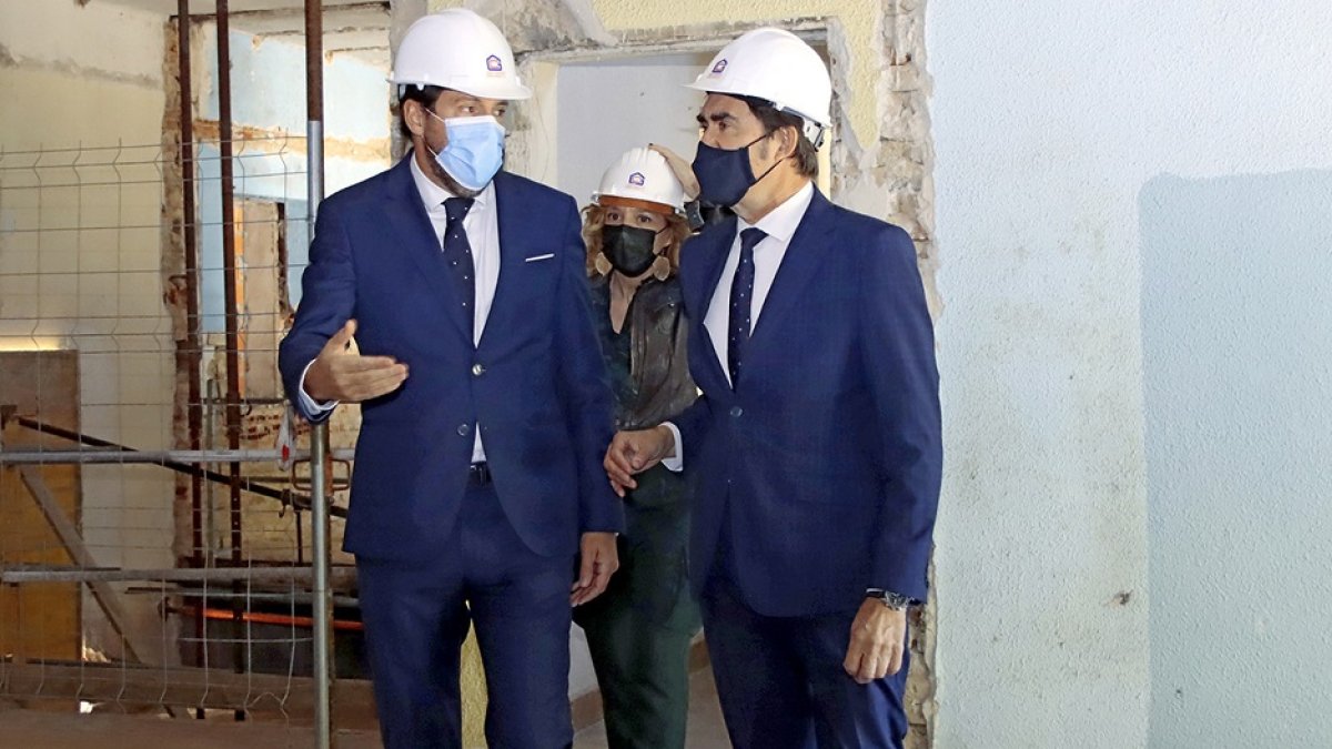 Puente, la directora general de Vivienda de la Junta, María Pardo, y Suárez-Quiñones.- PHOTOGENIC
