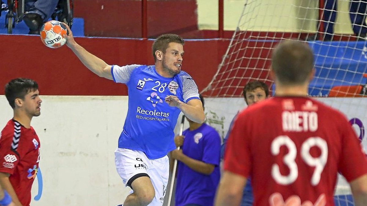Miguel Camino se dispone a lanzar en el partido contra Alcobendas.-M. A. SANTOS
