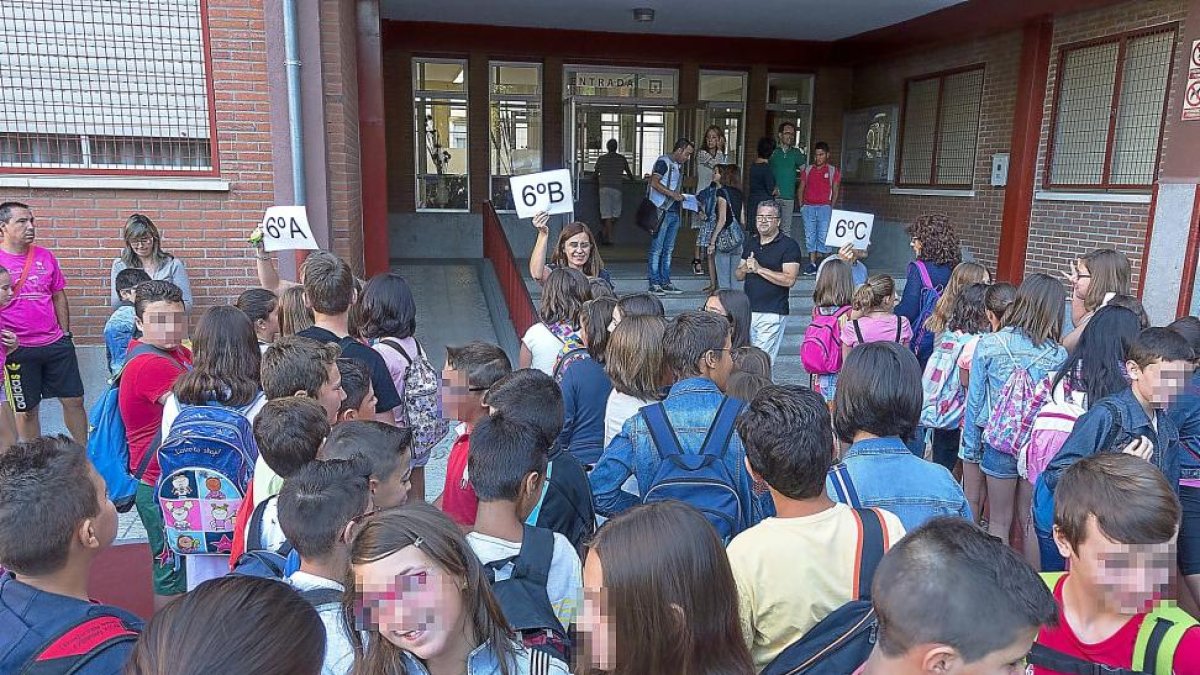 Niños esperan para saber cuál será su clase durante el curso en el colegio Pablo VI de Ávila-ICAL