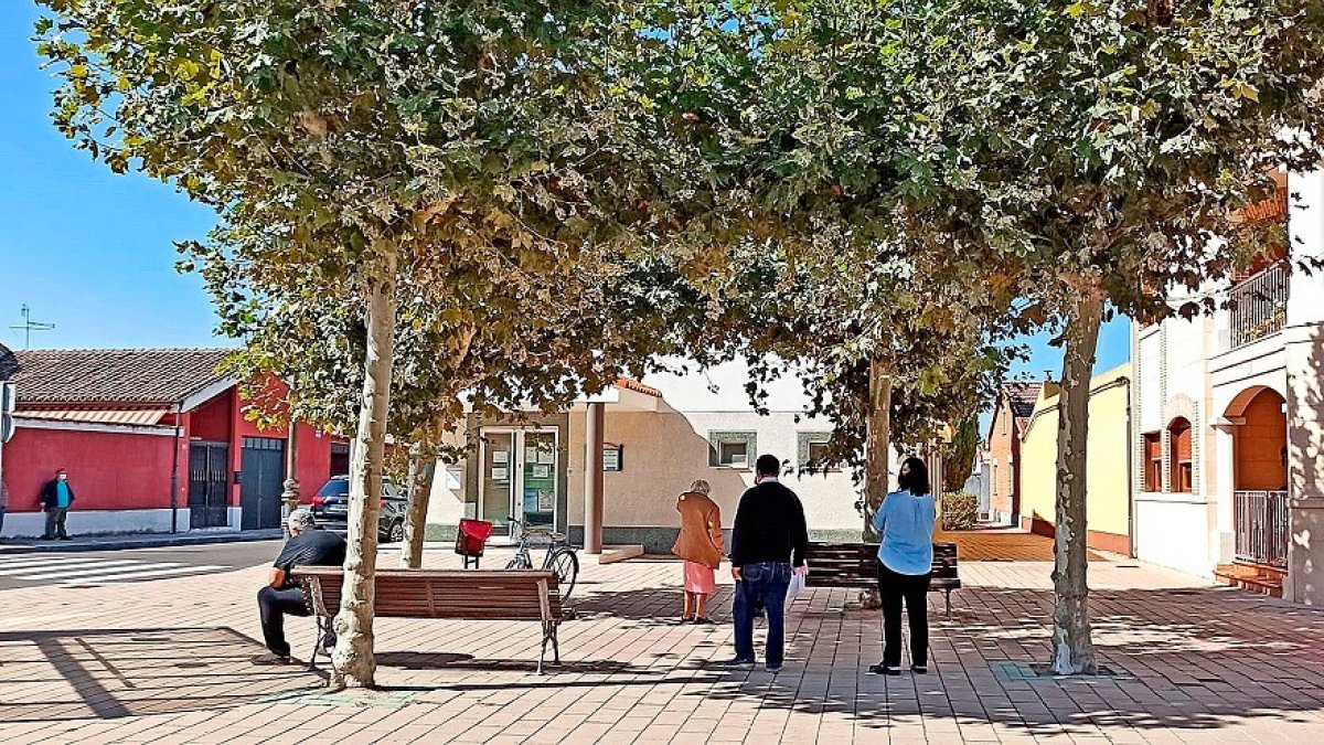 Pacientes haciendo cola a las puertas del consultorio de Aldeamayor. E. M.