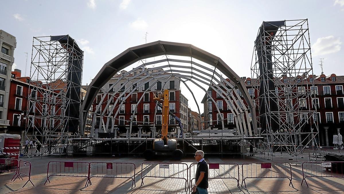 Un ciudadano pasa por delante del escenario de la plaza Mayor, que acogerá los conciertos previstos para ferias.-J.M. LOSTAU
