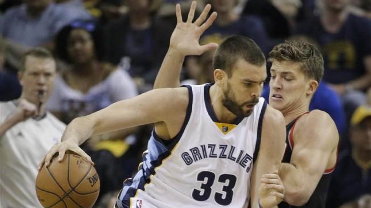 Marc Gasol, intentando superar a un rival durante un encuentro de la pasada campaña.-AP / MARK HUMPHREY