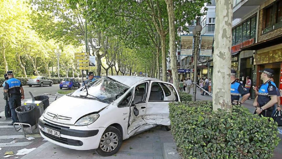 El taxi accidentado en el Paseo Zorrilla ayer por la tarde-J.M. Lostau