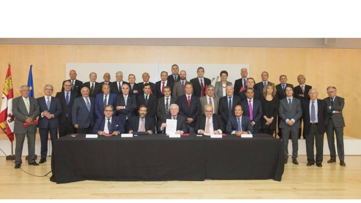Acto de las Cámaras de Comercio, Industria, Servicios y Navegación de España en el que se expresa el apoyo a las Cámaras que actúan en Cataluña.-ICAL