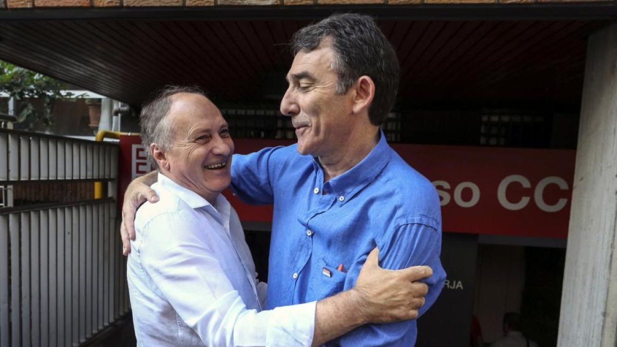 El secretario autonómico de CCOO, Ángel Hernández, saluda a su homólogo de UGT, Francisco Temprano (I), durante la celebración del 11º Congreso de CCOO de Castilla y León-R. Valtero / ICAL