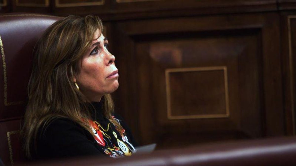 La diputada del Grupo Popular Alicia Sánchez Camacho en su escaño del Congreso de los Diputados.-EL PERIÓDICO