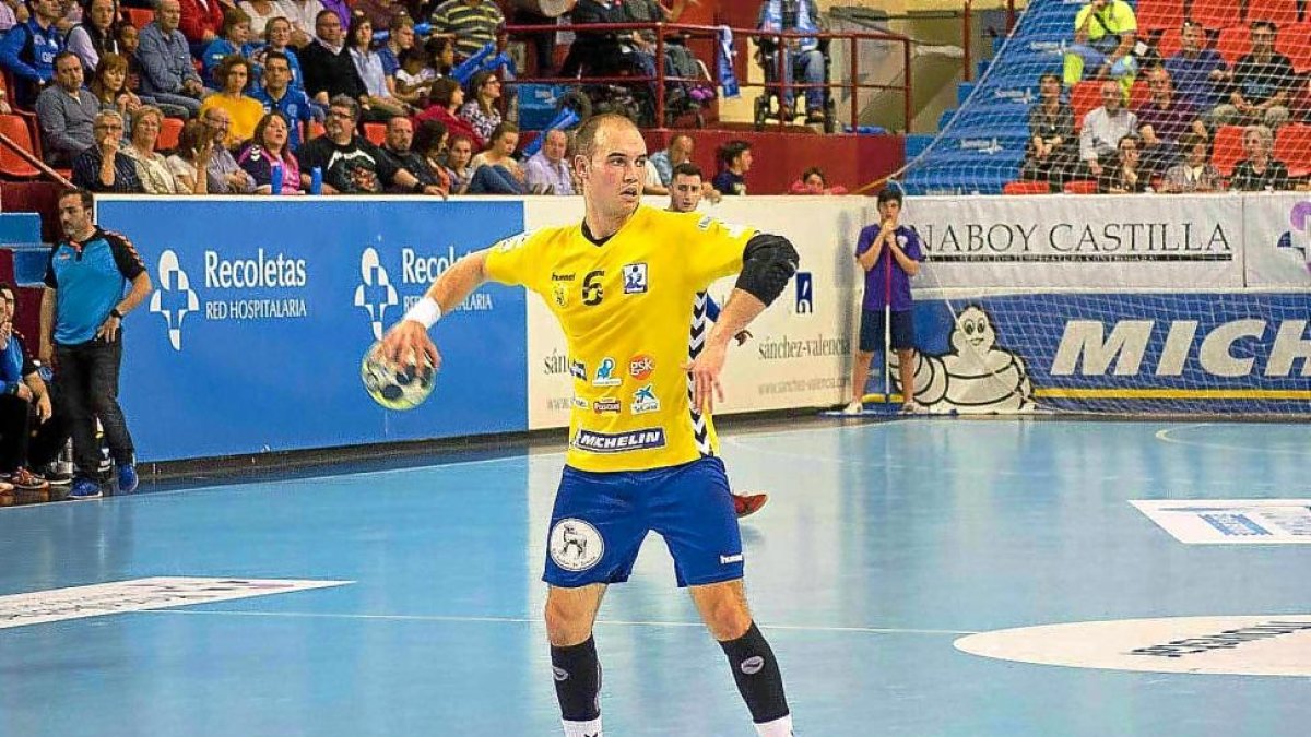 El central Adrián Fernández en su visita al pabellón Huerta del Rey en Liga Asobal  esta campaña con el Villa de Aranda.-E.M.