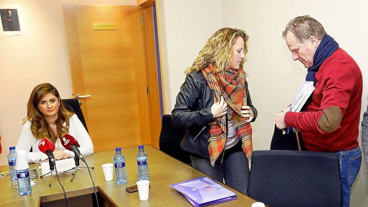 Susana Suárez espera sentada ante los micrófonos mientras Alejandra Fernández y Miguel Torres dialogan.-J. M. LOSTAU