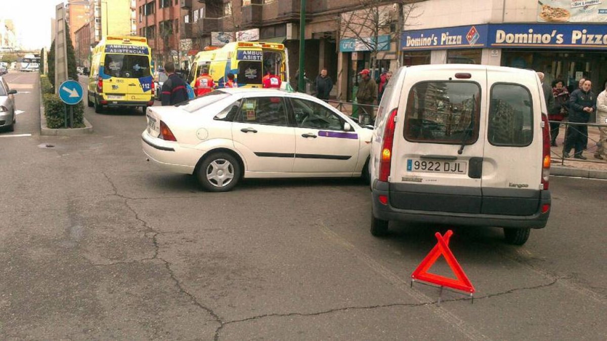 Accidente de dos turismos en Valladolid en el cruce de las calles Puente Colgante y Gabilondo-Ical