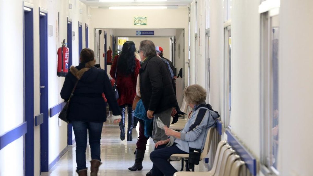 Pacientes esperan su turno de ser atendidos en el Clínico.-ICAL