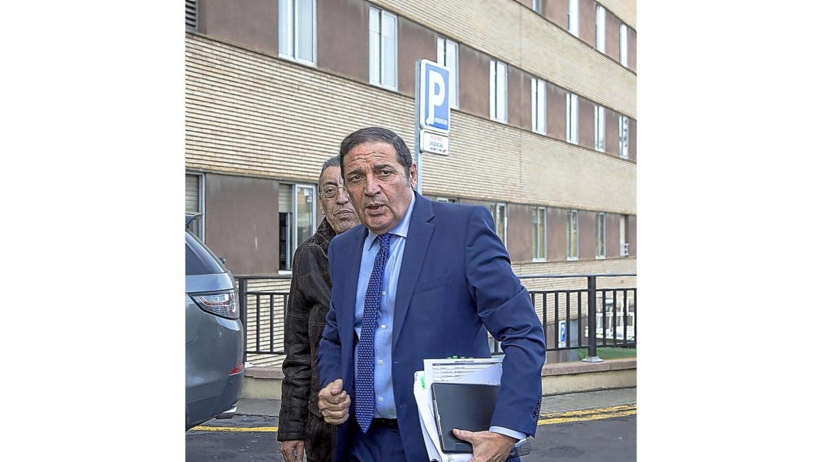 Antonio María Sáez Aguado durante su visita ayer al Hospital de Salamanca.-ICAL