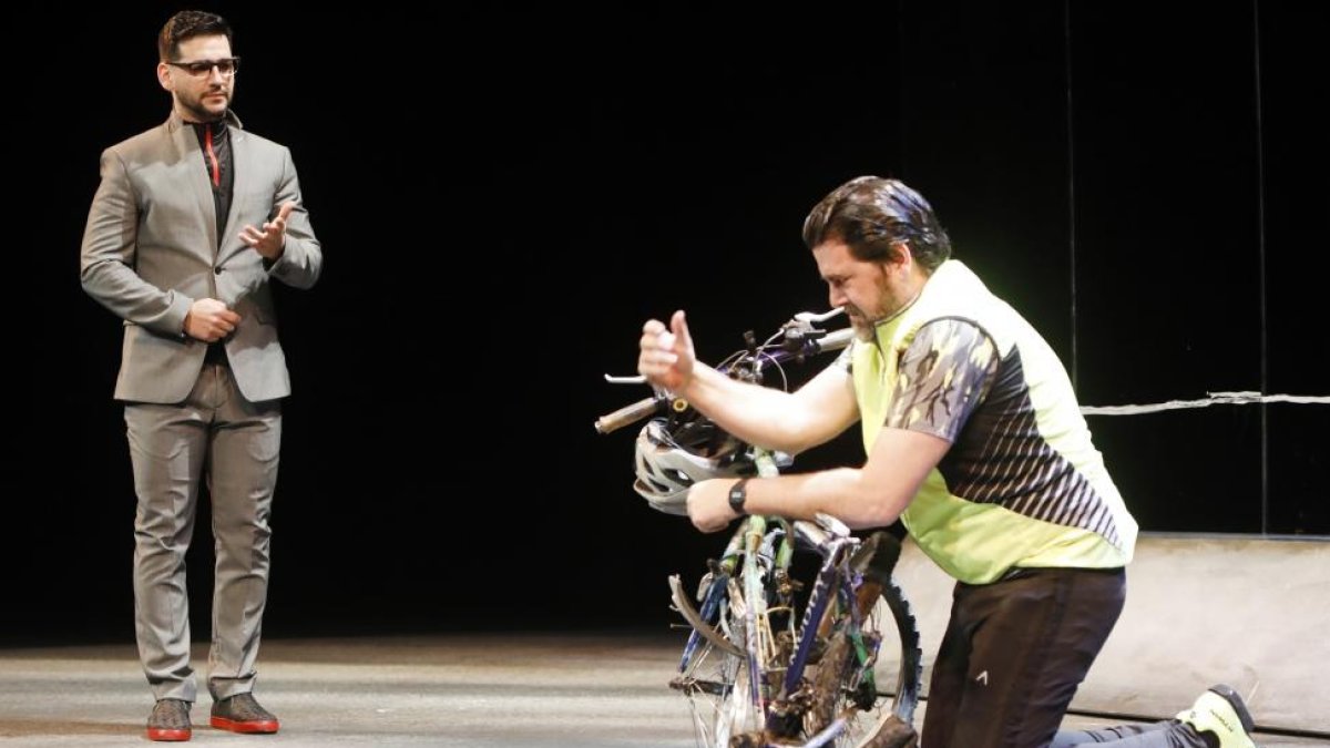 Fran Perea y Fernando Soto, ayer, en el teatro Calderón durante el ensayo general.-J.M.LOSTAU