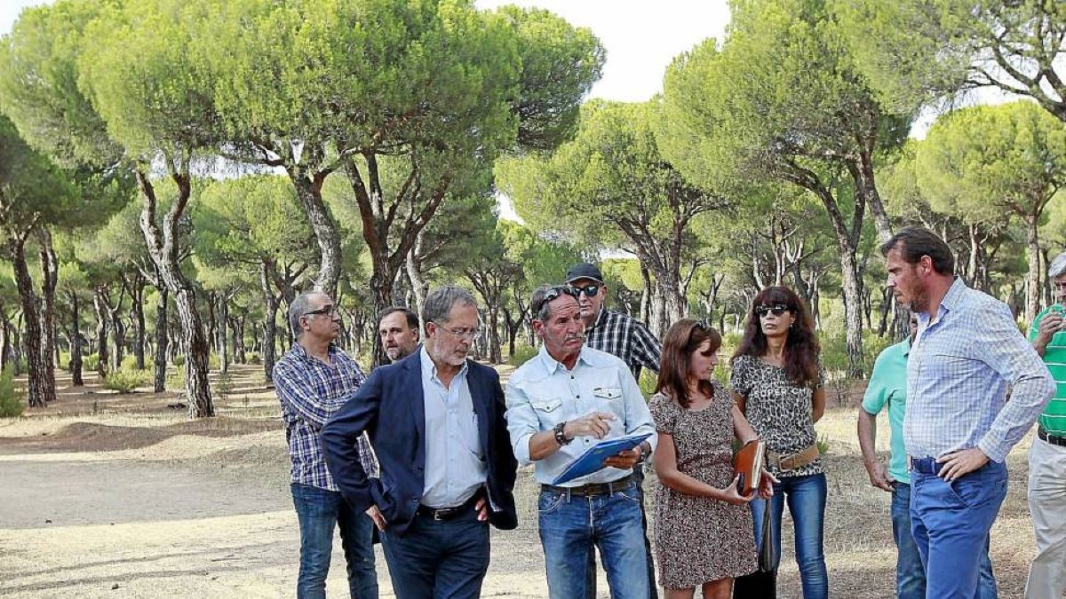 Saravia, Parellada, Sánchez y Redondo durante la visita a los terrenos de la Hípica Militar-J. M. Lostau