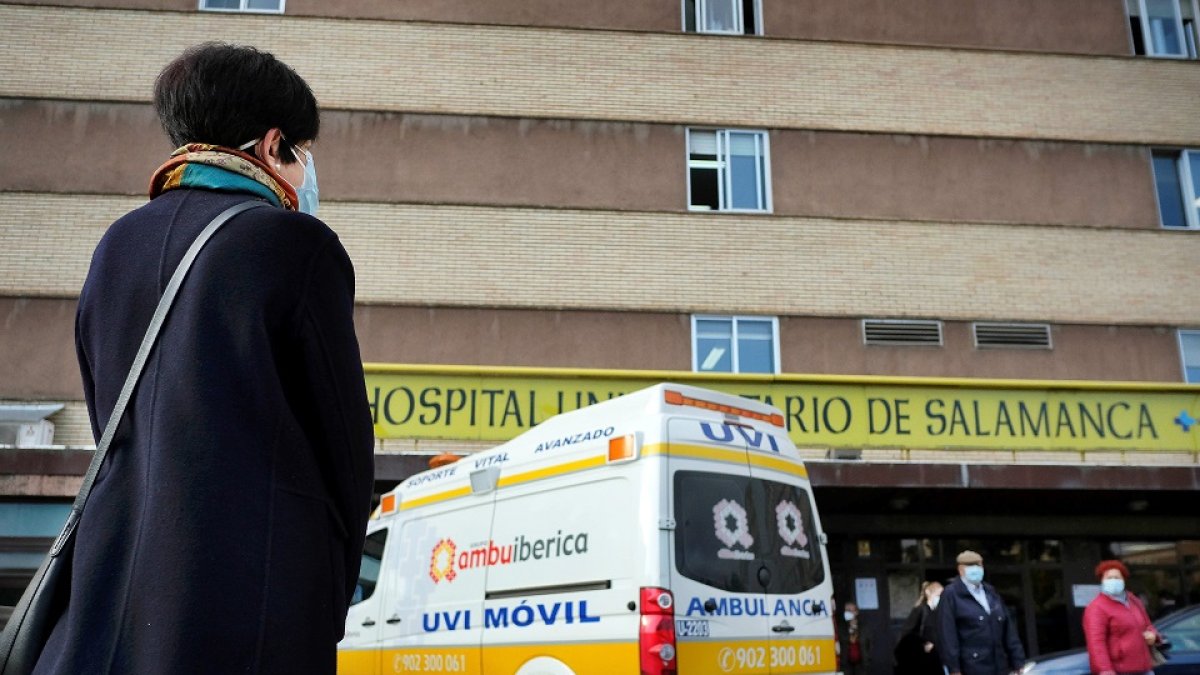 Pilar, a las puertas del Hospital Clínico de Salamanca. - ENRIQUE CARRASCAL