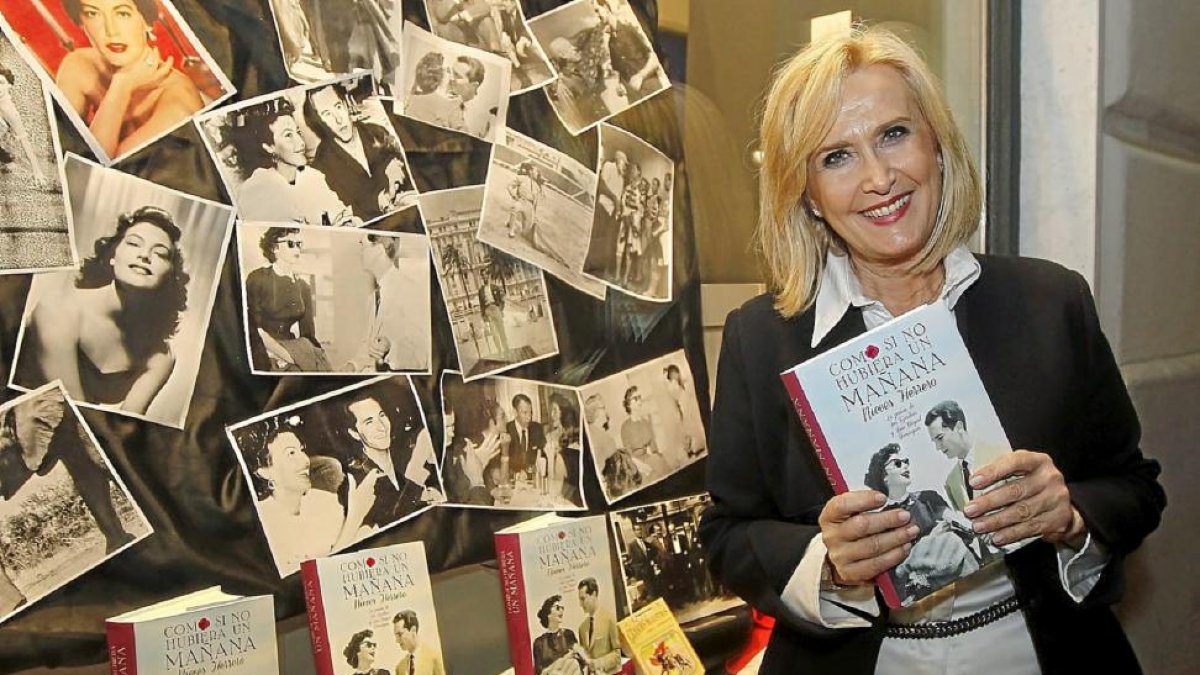 La periodista Nieves Herrero junto a un mural de fotos de Ava Gardner y Luis Miguel Dominguín.-J. M. Lostau