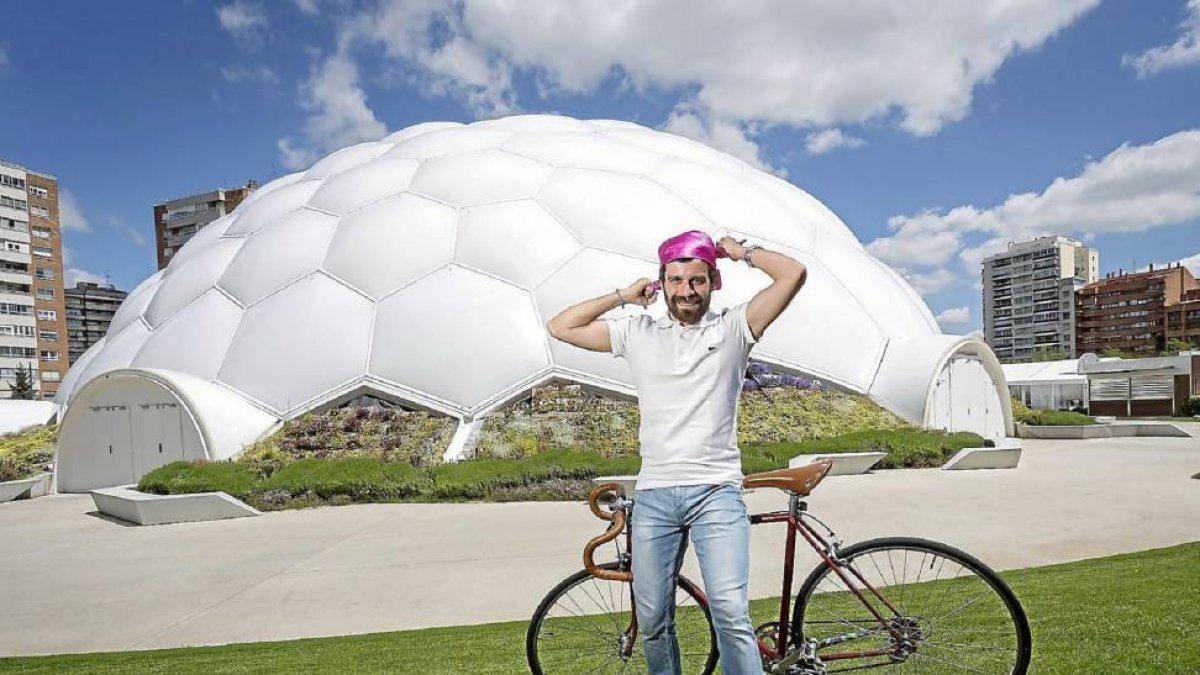 Monge se enfunda el pañuelo rosa de la lucha contra el cáncer delante de la Cúpula del Milenio-M. Á. SANTOS