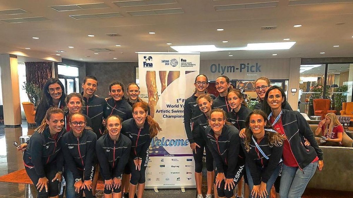 Laura López Valle (arriba segunda por la izquierda), con España.-EL MUNDO