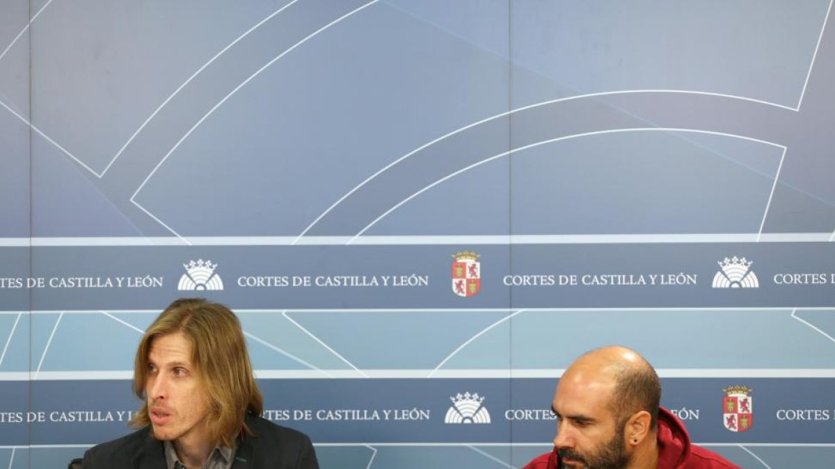 El portavoz de Podemos en las Cortes, Pablo Fernández, durante la rueda de prensa, junto al procurador Ricardo López-Ical