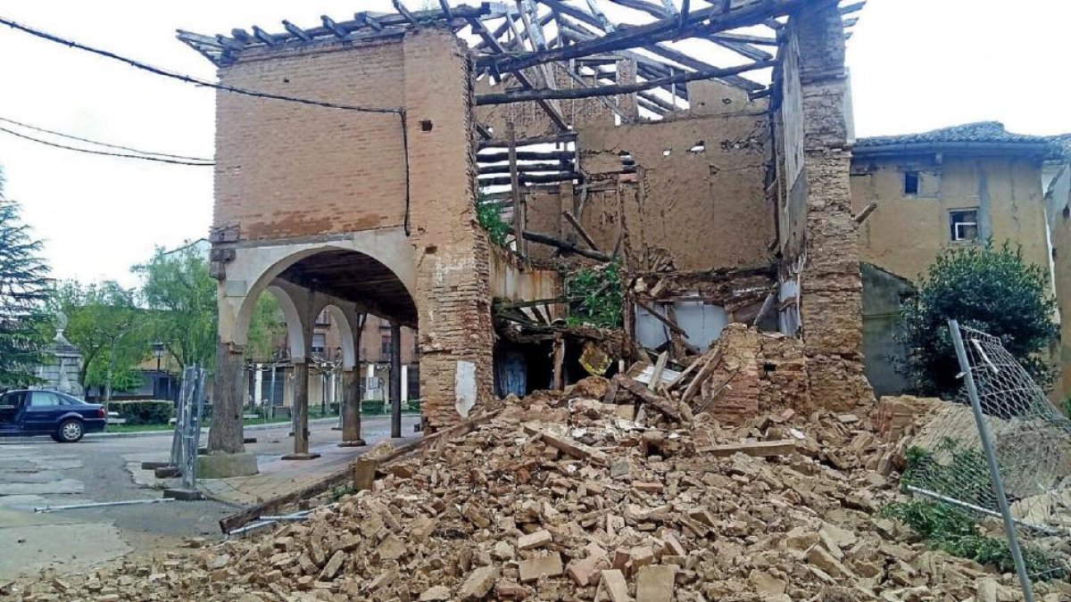 Aspecto del Hospital de la Vera Cruz de Villalón de Campos tras el hundimiento de este domingo-EL MUNDO