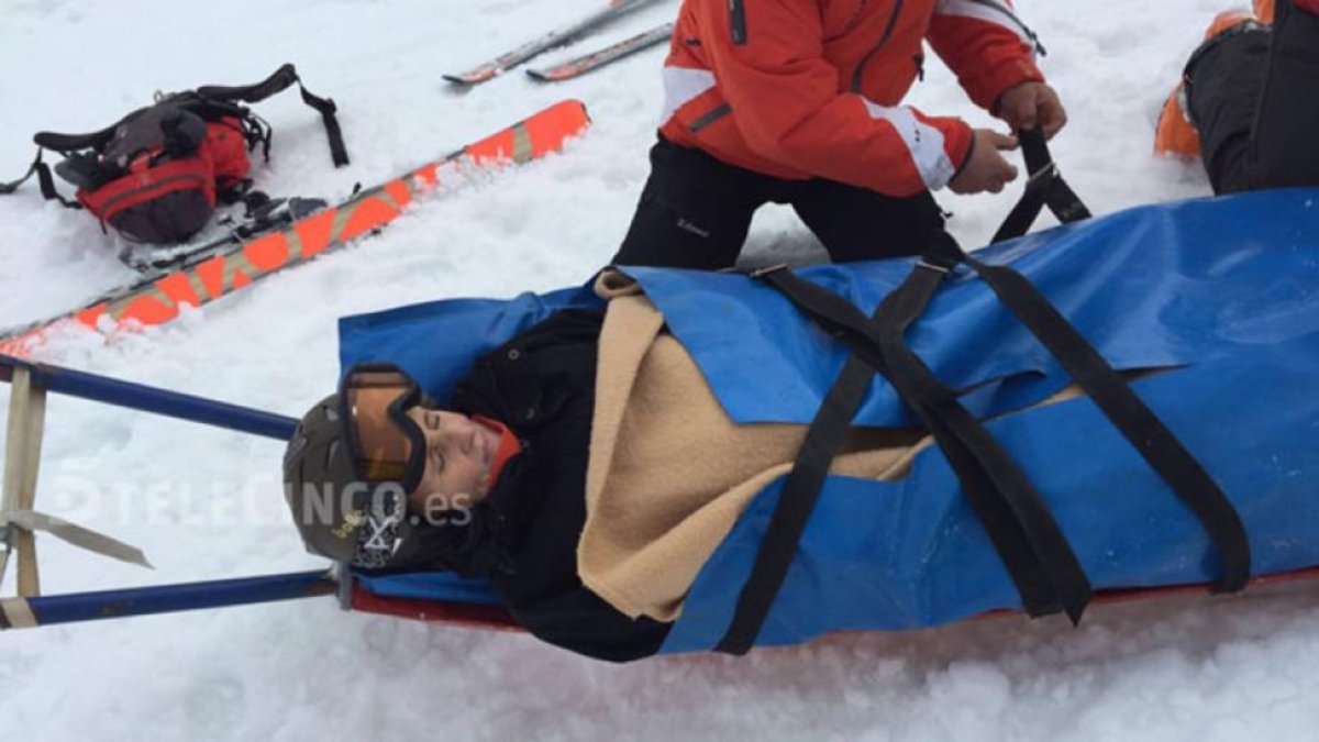 Mercedes Milá, en la camilla tras romperse la tibia esquiando en Sestriere.-TELECINCO