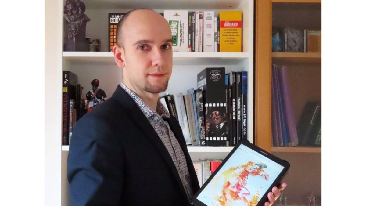 El escritor vallisoletano Carlos Cuesta, con la portada de su novela 'Los ojos de Mitra'. -E.PRESS