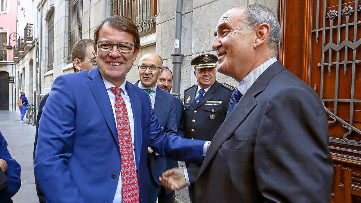 Alfonso Fernández Mañueco saluda al nuevo Procurador del Común, Tomás Quintana.-ICAL
