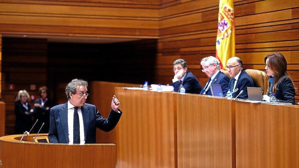 El vicepresidente, De Santiago-Juárez, habla con la presidenta de las Cortes, Silvia Clemente.-ICAL