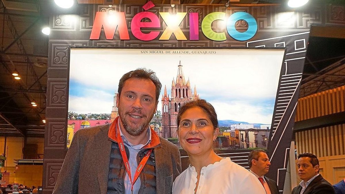 El alcalde de Valladolid junto a la secretaria de Estado de Turismo del estado de Guanajuato tras la firma del convenio.-ICAL
