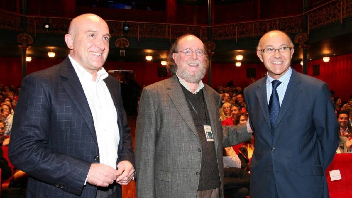 El etnógrafo Joaquín Díaz con el delegado del Gobierno, Ramiro Ruiz Medrano, y el presidente de la Diputación, Jesús Julio Carnero-Ical