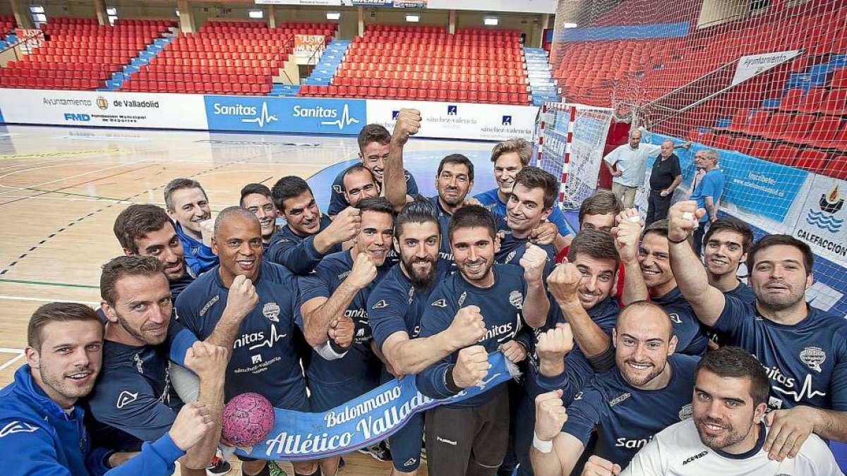 La plantilla del BM Atlético Valladolid, ilusionada ante la oportunidad de ascender a la Liga Asobal en su primer año de vida.-José Carlos Castillo