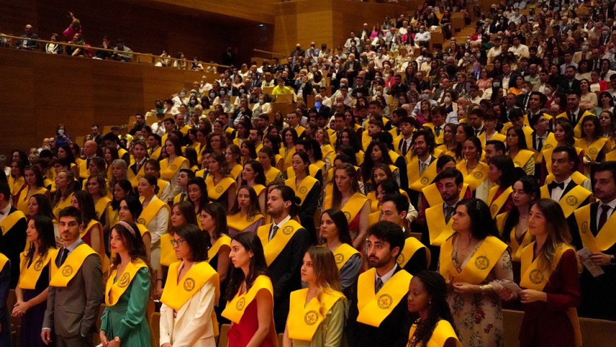 Alumnos de Medicina de la Universidad de Valladolid durante su ceremonia de graduación en el Miguel Delibes.- ICAL